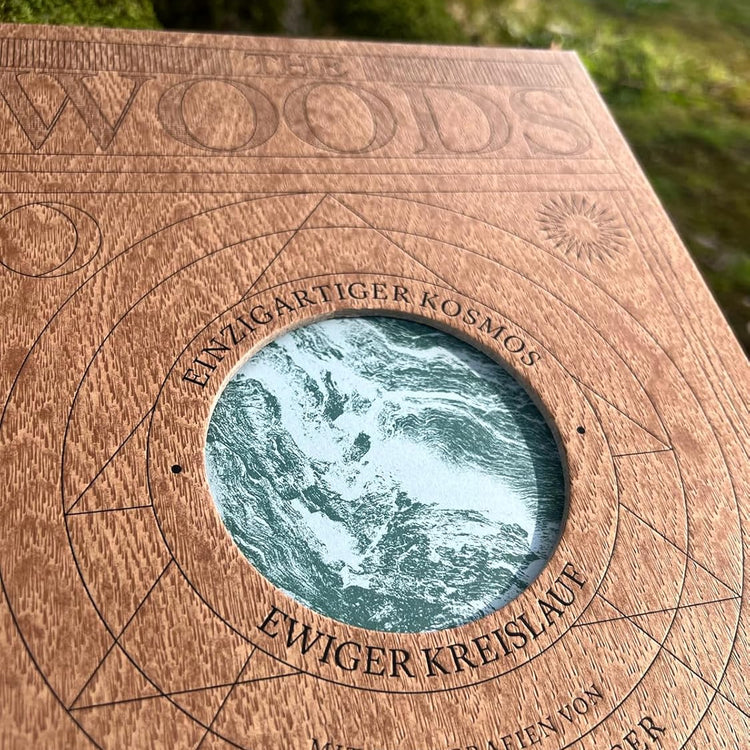 THE WOODS: Einzigartiger Kosmos - Ewiger Kreislauf - Bildband mit Cover in Holzoptik