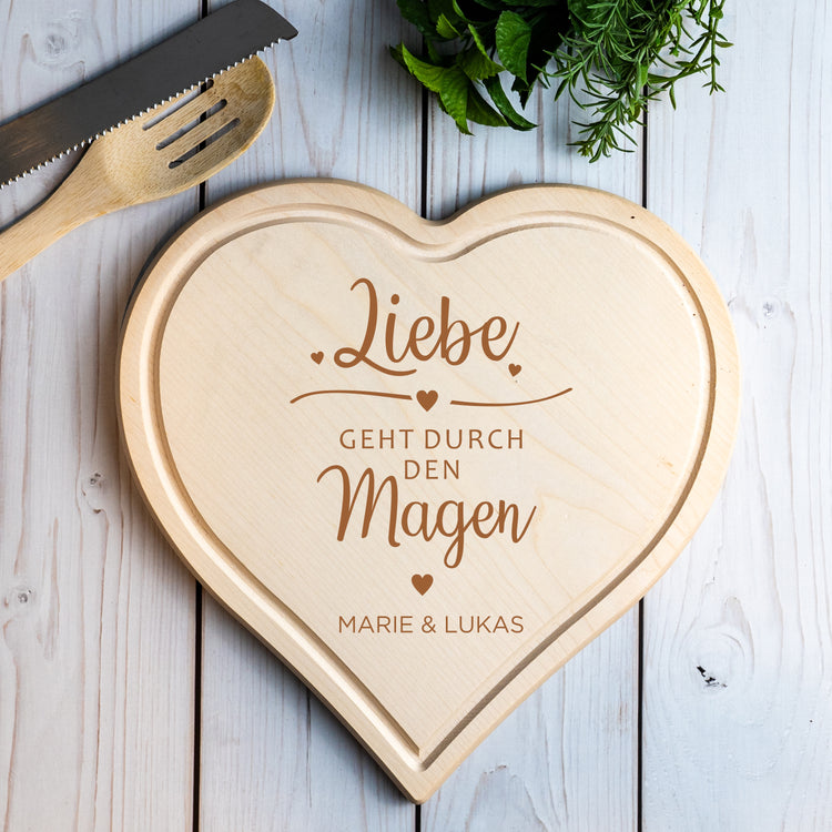 Schneidebrett Liebe geht durch den Magen - personalisiert (herzförmig)