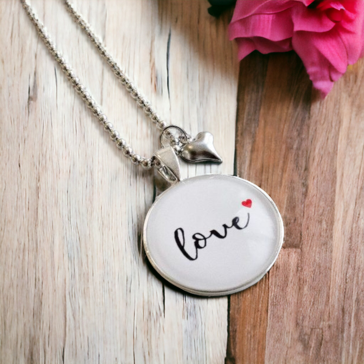 Halskette Love als kleine Liebeserklärung