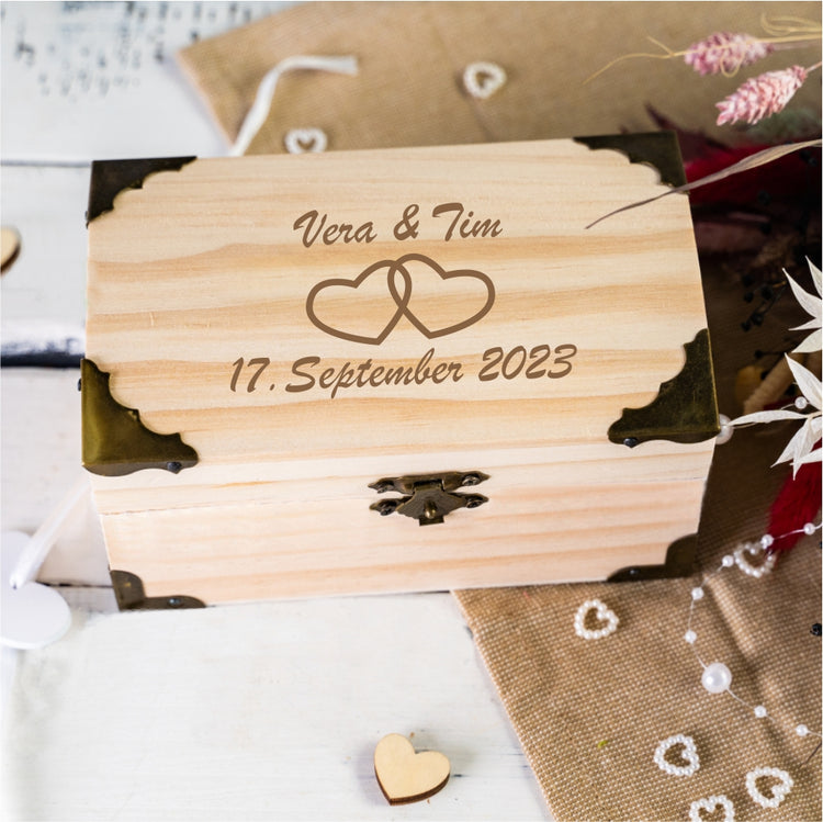 Personalisierbare Schatztruhe Herzen