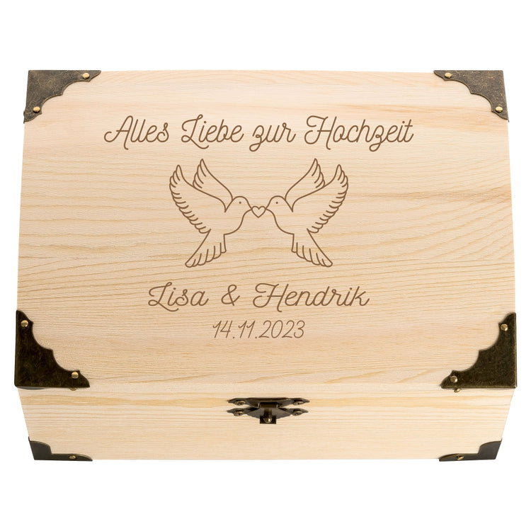 Schatztruhe mit Hochzeitsgravur und Taubenmotiv