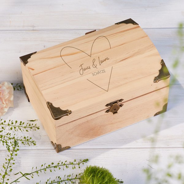 Personalisierbare Schatztruhe mit Herz-Motiv