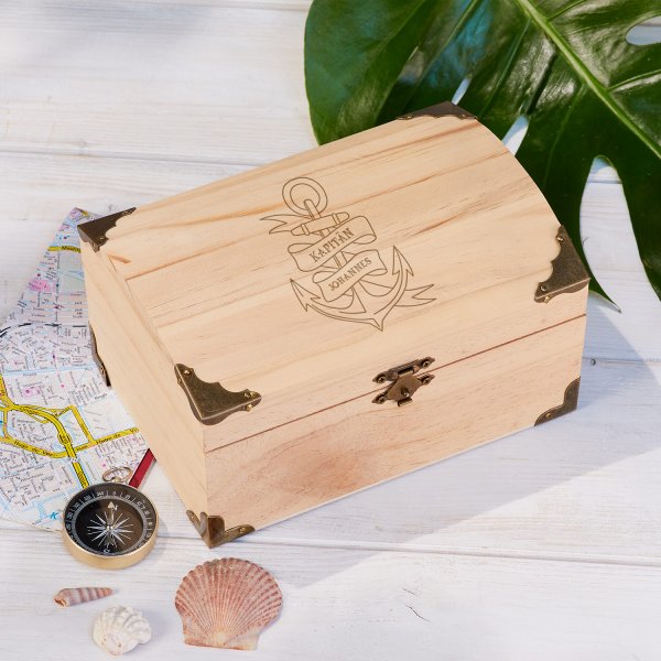 Personalisierbare Schatztruhe mit Anker-Motiv