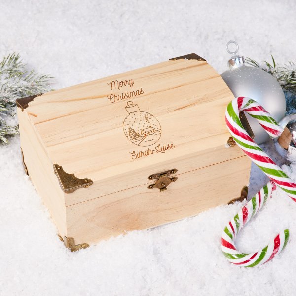 Schatztruhe mit Weihnachtsgravur und Christbaumkugel