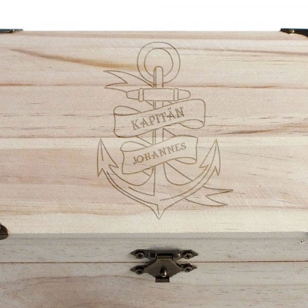 Personalisierbare Schatztruhe mit Anker-Motiv