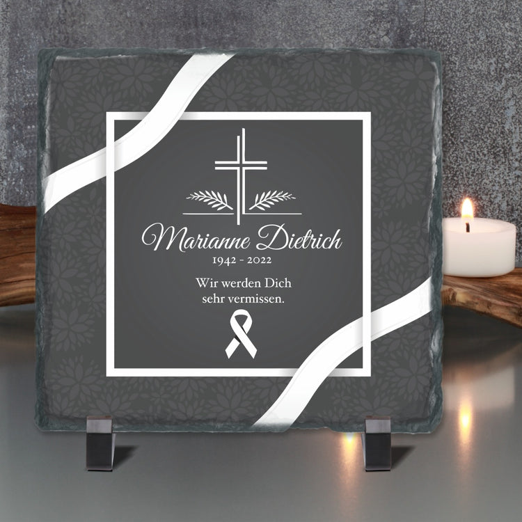 Schiefertafel personalisiert mit Namen und Datum Wir werden Dich sehr vermissen.